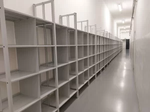 Regál s mezistěnou
