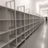 Regál s mezistěnou