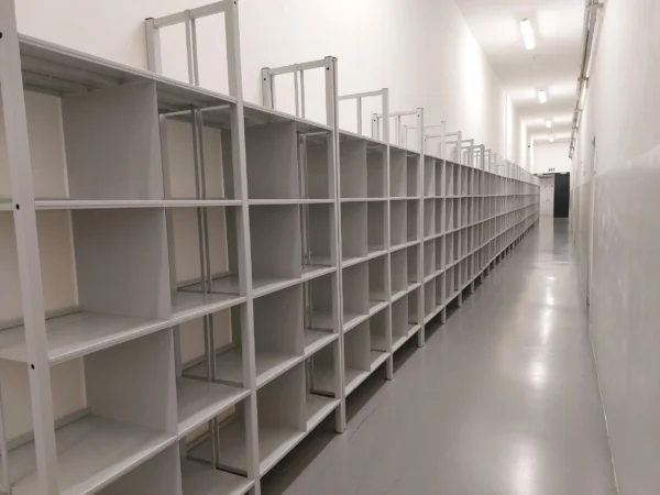 Regál s mezistěnou